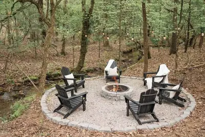 Image de Cabin w Lux Gym Firepit Game Room and Playground!