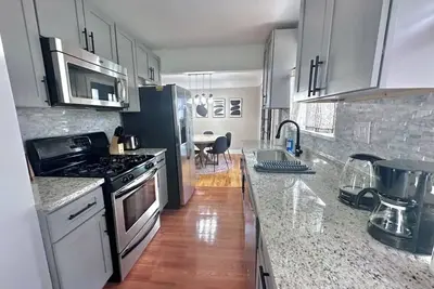 Image de Stylish, Spacious, 4 Tv's, Game Room w/ Bar and Lounge Area
