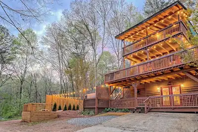 Image de Downtown Helen Escape: Hot Tub, Sauna, Games & Fire Pit!