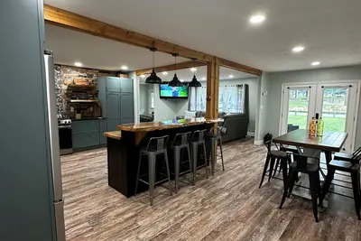 Image de The Park House sleeps 9 comfortably. Come visit the Nrgnp in Wild, Wonderful Wv.