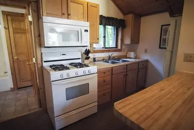 Image de Cozy 2 bedroom cottage with full kitchen minutes from Pictured Rocks Cruises!