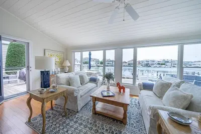 Image de Newly Renovated 4 bedroom, 3 bath, Sleeps 8 with boat slip