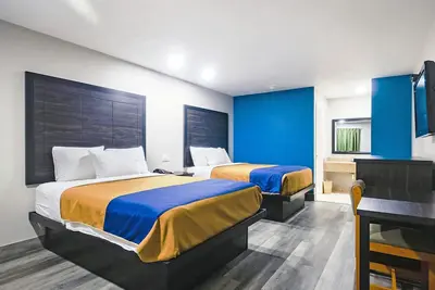 Image de Two Queen Beds Non Smoking Room at Scottish Inns and Suites!