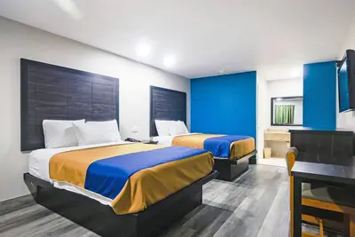 Image de Two Queen Beds Kitchenette Non-Smoking Room at Scottish Inns and Suites!