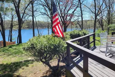 Image de Peaceful home on little Round lake near Eaa, Iola car show & the Packer Stadium.