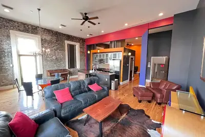 Image de Luxury loft located in the heart of the Downtown Mobile Entertainment District