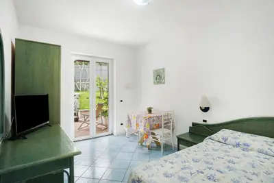 Image de Appartement '102 Monolocale Vista Giardino' avec terrasse privée, Wi-Fi et climatisation