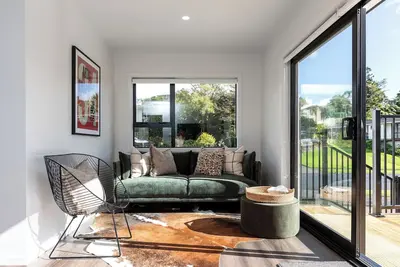 Image de Kick back and relax in this calm, stylish space.