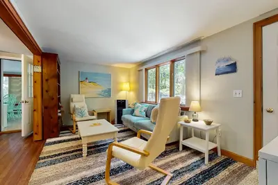 Image de Dog-friendly forest cottage with firepit & great deck, walk to bay beaches