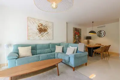 Image de Appartement 'Luxury 3-bed Apt Capanes Del Golf' avec vue sur les montagnes, Wi-Fi et climatisation