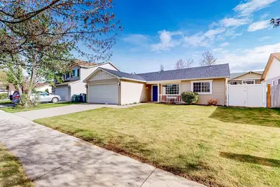 Image de Bright home with fenced yard & furnished patio for alfresco living