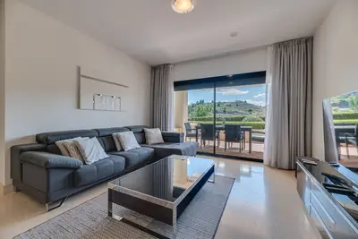 Image de Appartement 'Ground 2-bed Apt Capanes Del Golf' avec vue sur les montagnes, Wi-Fi et climatisation