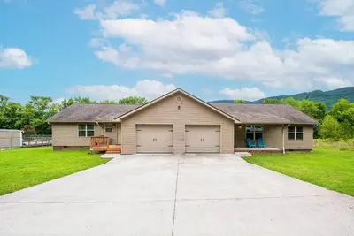 Image de 4 Br - Walk to the Venue - 10 minutes to Downtown and Lookout Mountain