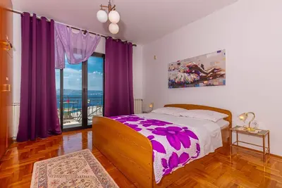 Image de Appartement de trois chambres avec le balcon et la vue sur le mer Novi Vinodolski (A-22846-a)