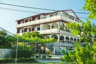 Image de Appartement de deux chambres avec le balcon et la vue sur le mer Lopar, Rab (A-22978-c)