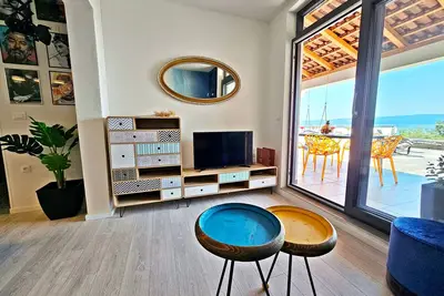 Image de Appartement de deux chambres prés de la plage Krilo Jesenice, Omis (A-23043-a)