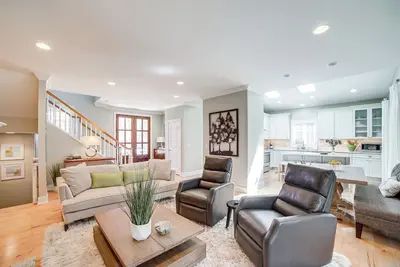 Image de Downtown Douglas Home w\/ Kayaks Near Oval Beach