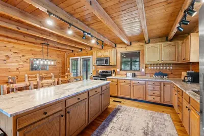 Image de Hot Tub, Fire Pit, WiFi, Ev Charger | Biggie cabin near Red River Gorge, Ky!