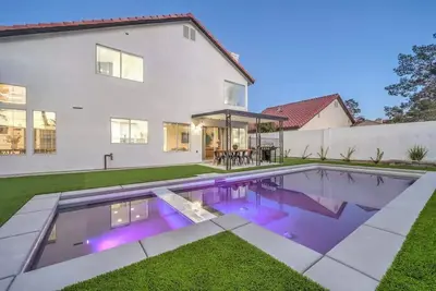 Image de Entertainment Galore in 4br Oasis w/ Pool!