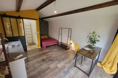 Image de Studio Aménagé Avec Jardinet au Calme