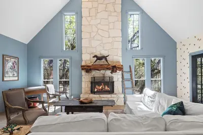 Image de Starry Blue House - Your Hill Country Retreat