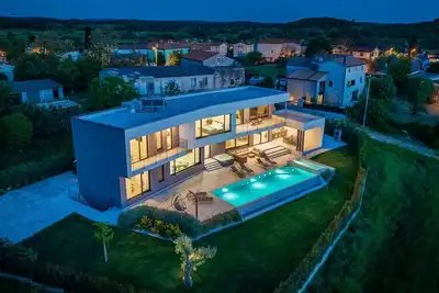 Image de Villa Lumi - un havre de luxe avec grande piscine a débordement, piscine pour enfants, jacuzzi et sauna