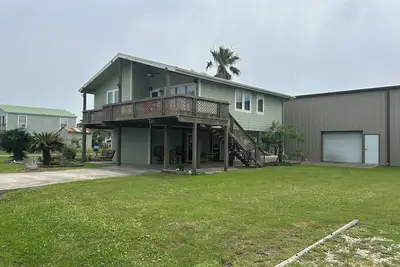 Image de Welcome to Sunset Chateau! This split level 4\/2 house close to the beach!