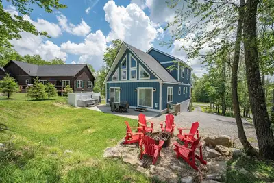 Image de New! Mountain Blue: Lake Area, Hot Tub, Fireplace, Pool Table!