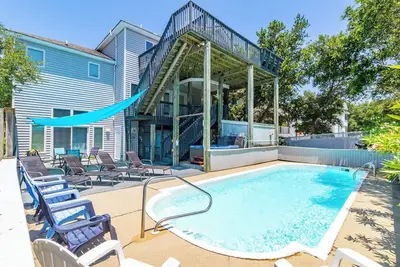 Beautifully updated Corolla beach house with sun deck and private pool!