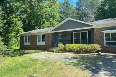 Image de Charming Bungalow, Private Parking, 8 Mins to Downtown Rock Hill