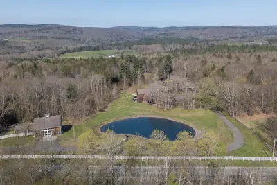 Image de Extra large, quiet retreat with space for extended family, events - indoor pool