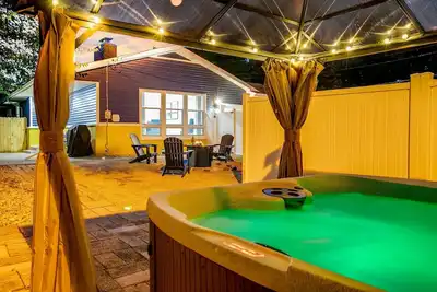 Image de 1 Mile to Notre Dame, Hot Tub, 2400 Sq Ft