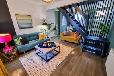 Image de Completely Renovated and Stunningly Stylish Home