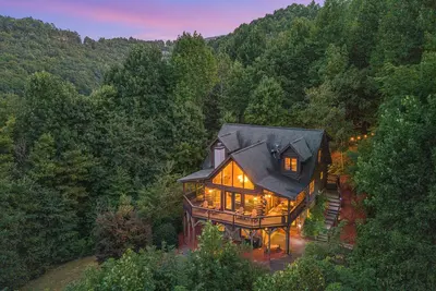 Image de 5br Cabin w/ Hot Tub, Mountain Views, & Game Room