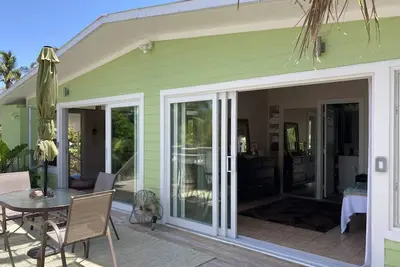 Image de This 4 bed 3 bath home with spectacular ocean views is the perfect spot for your vacation