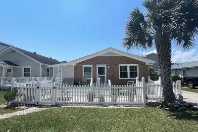 Image de Exotic and Cozy Beach Cottage - 3 minute walk to the ocean!