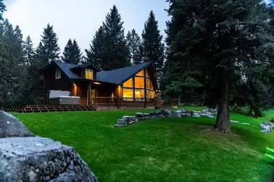 Image de Lux Riverfront cabin w/ Hot Tub & Sauna