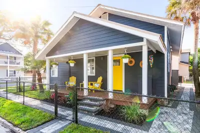 Image de Short Beach Drive • Stroll to Town + Free Parking!