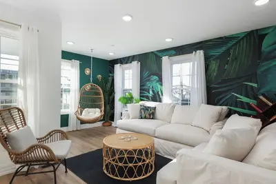 Image de Glam Tropical Oasis 2 blocks to the Beach, with Roof Deck