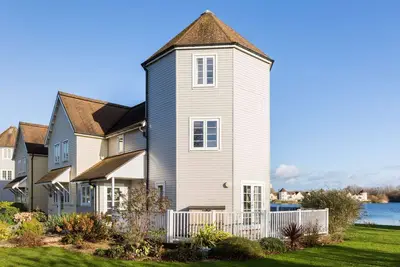 Image de Barnsley Turret House, set on the edge of the Windrush Lake