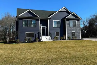 Image de Brand New Spacious Coastal Home