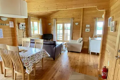Image de Maple Lodge on the side of Lake Pochard