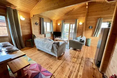 Image de Oak Lodge on the side of Lake Pochard