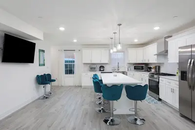 Image de Luxury Seaside Getaway: Two blocks to the beach With a Roof Top