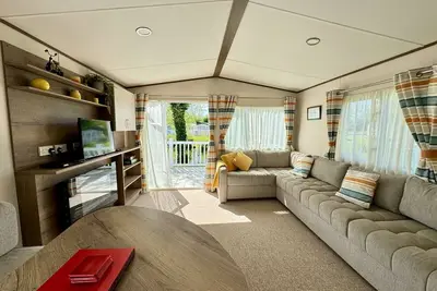 Image de Sunnyside static lakeside home
