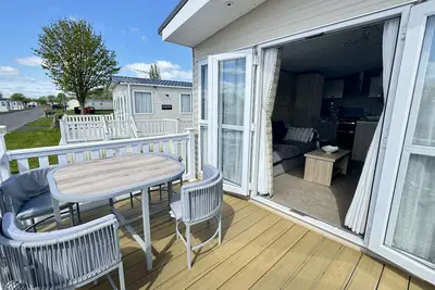Image de This One, the bolt hole you need