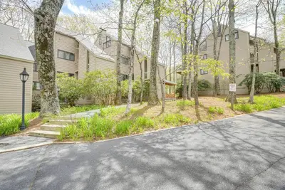 Image de Ski-In/Ski-Out Wintergreen Resort Condo + Hot Tub!