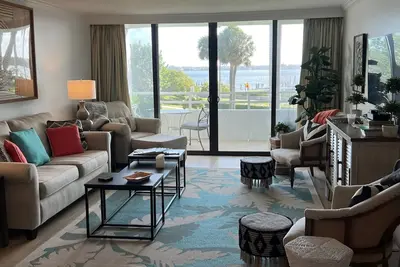 Image de Cozy Waterfront Condo