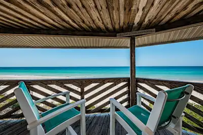 Image de Enjoy the views at our Beachfront Suite Cypress & Sun