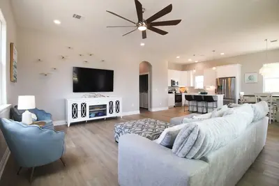 Image de Spacious, quiet 3br getaway, seconds from the beach, large deck for sunning